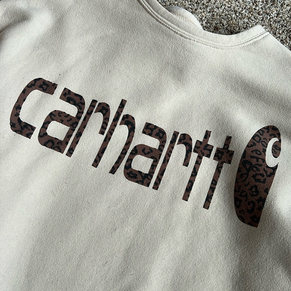 Pullover sweatshirt with cheetah print carhartt